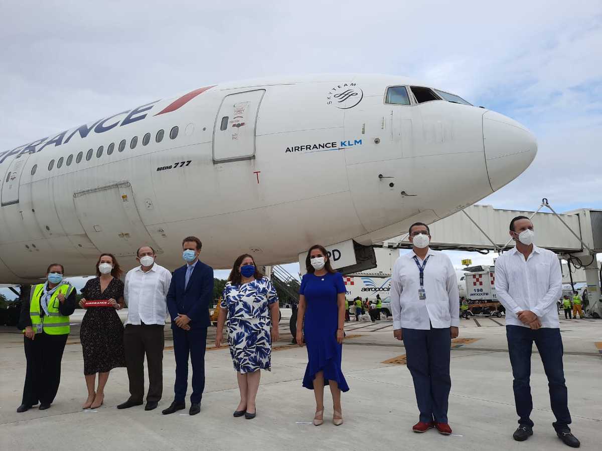 Autoridades estatales y municipales cortaron el listón para dar la bienvenida al reinicio del  vuelo.