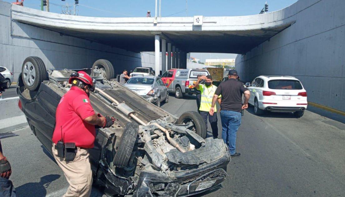 Conductor vuelca tras choque en Carretera Nacional. Foto: Diego Beltrán.