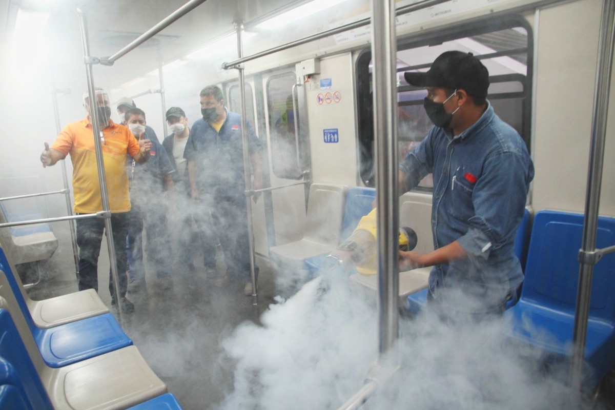 Metrorrey desinfecta vagones. Foto: Especial.