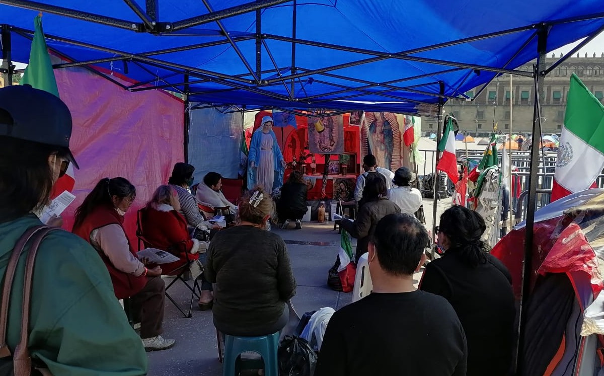 Una mujer dirigió los rezos ante imágenes de la Virgen de Guadalupe y una de tamaño natural de la Virgen de la Paz de Medjugorge. (Graciela Olvera)