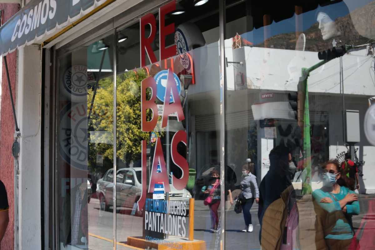 Rebajas en negocios del Centro Histórico de Pachuca. (Maribel Calderón)