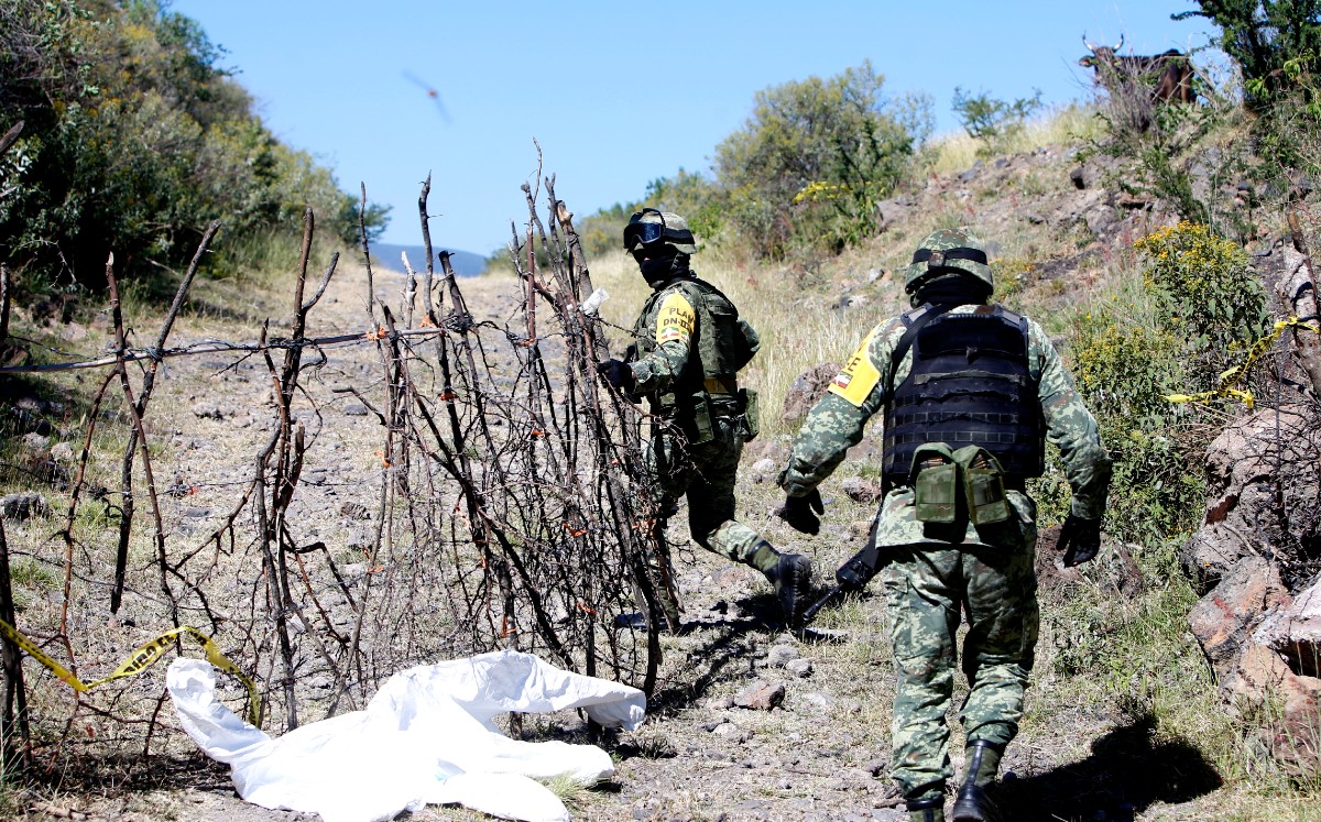 En las faldas del cerro del Conejo familiares de desaparecidos hallaron restos mutilados de 15 personas. (Ariana Pérez)