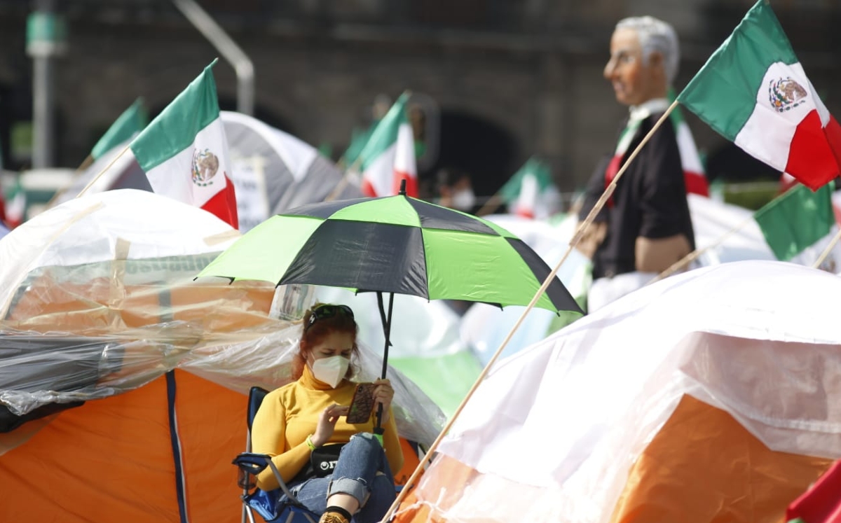 FRENAAA mantiene plantón en el Zócalo. (Araceli López)