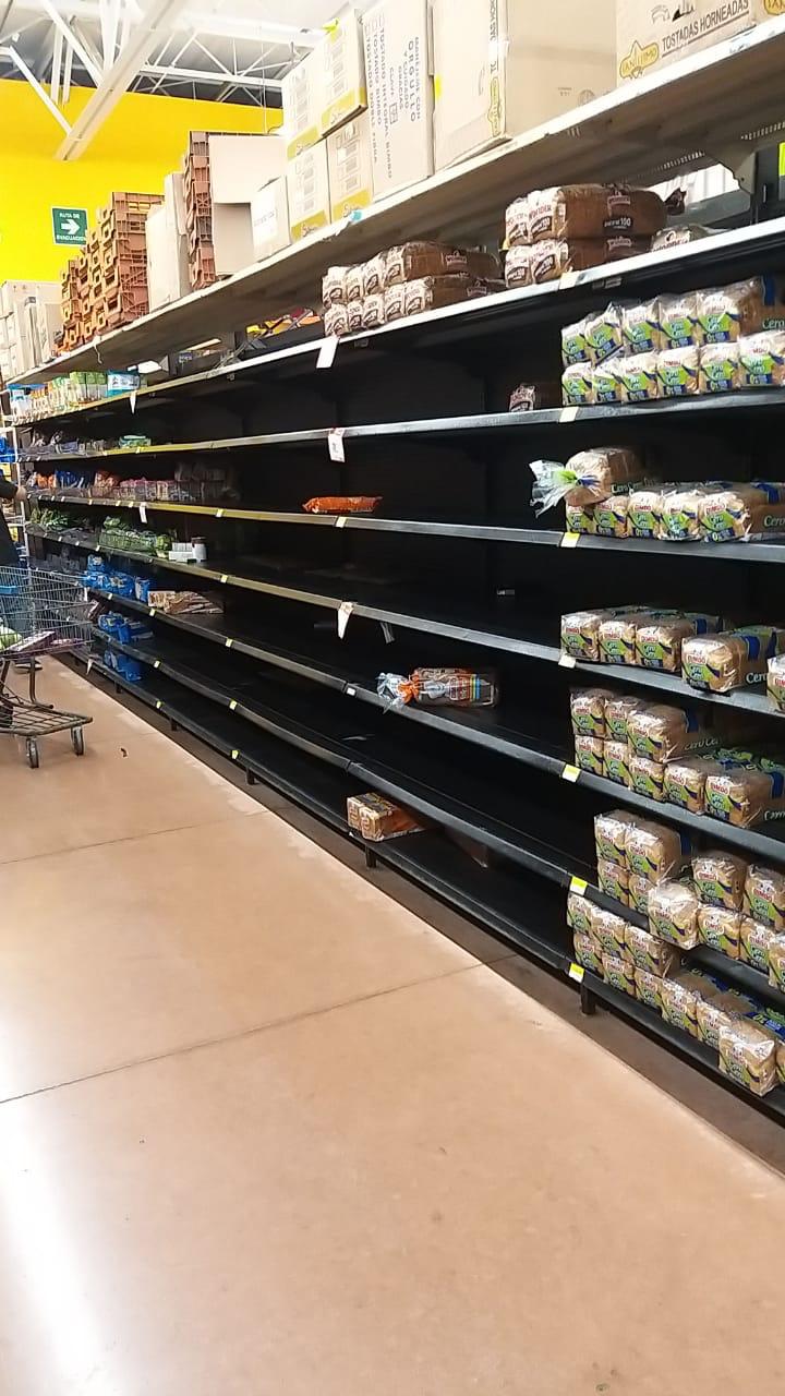 Los habitantes de la zona han hecho compras para prevenirse por el huracán Delta.