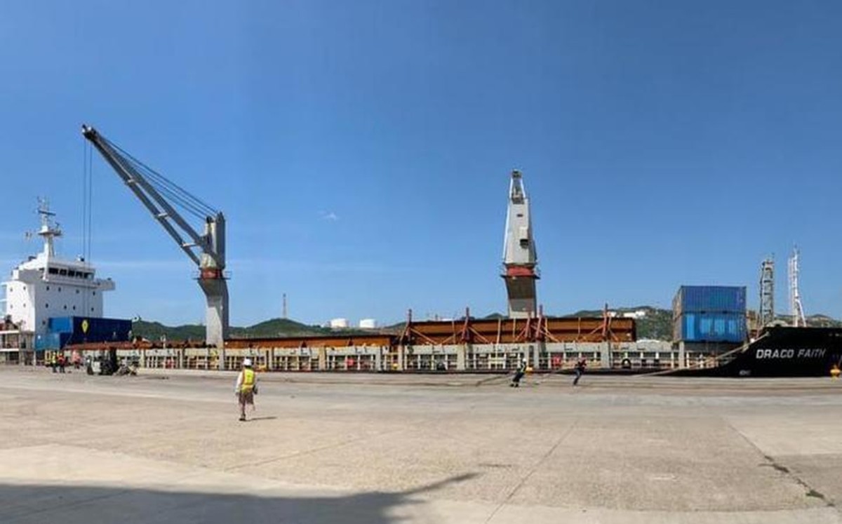 Llega a puerto de Salina Cruz barco con rieles para Ferrocarril Interoceánico