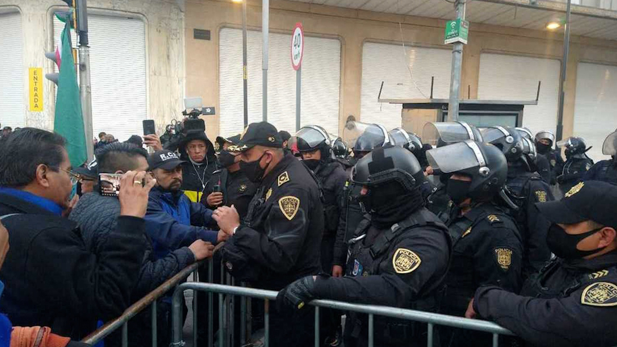 Manifestantes llegan a Avenida 20 de Noviembre para ingresar al Zócalo de la CdMx