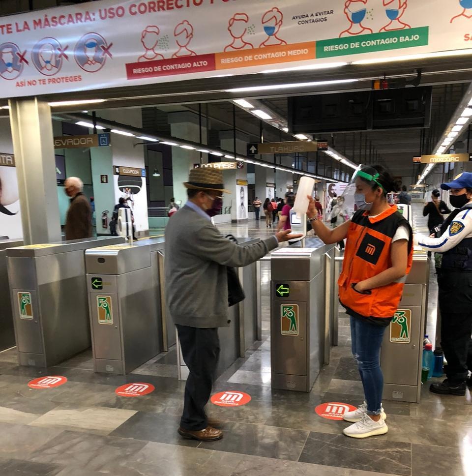 En el Metro de la CdMx es obligatorio el uso de cubrebocas, aunado a la toma de tempertura al ingreso. (Metro CdMx)