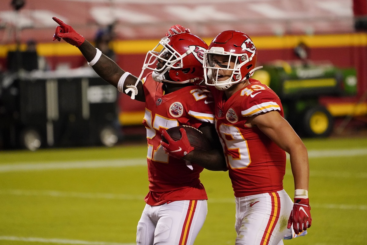 Rashad Fenton celebra con su compañero Daniel Sorensen luego de interceptar un pase (AP)