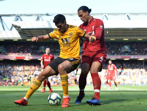 Raúl Jiménez y Virgil Van Dijk (EFE)