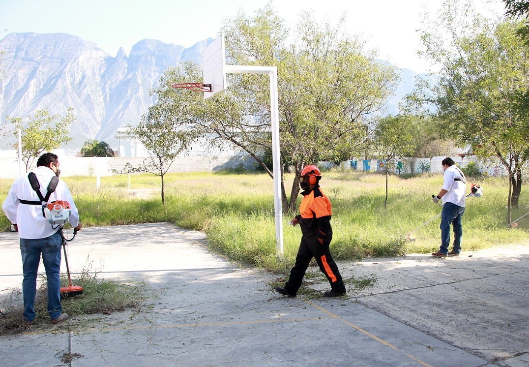 Realizan retiro de maleza en escuelas de Santa Catarina. Foto: Especial.