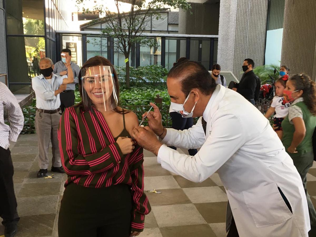 Vacunan a diputados del Congreso de Nuevo León contra la influenza. Foto: Kevin Recio.