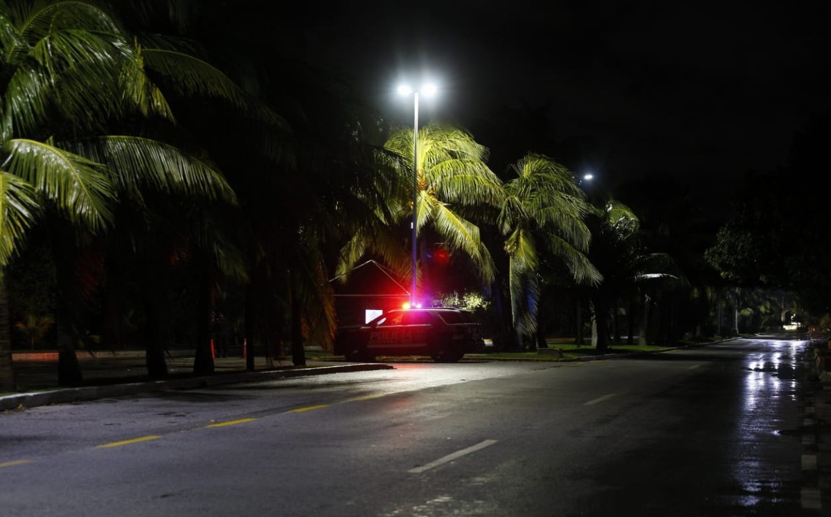 Uno de los accesos a la zona hotelera de Cancún se encuentra vacío ante la llegada del huracán 'Delta' (Omar Franco)