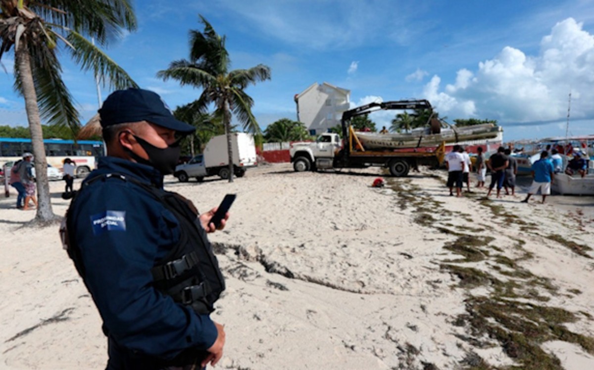 Desalojan a turistas en Quintana Roo, alerta roja por 'Delta'