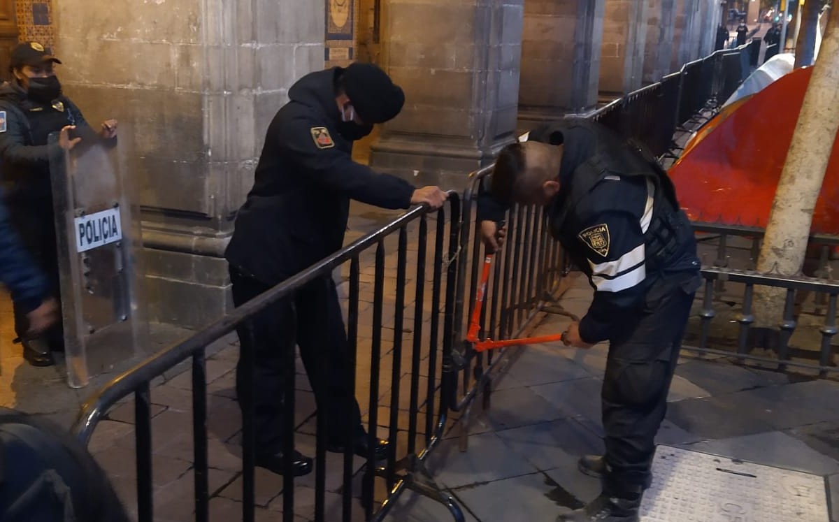 Elementos de la policía capitalina comenzaron con el retiro de las vayas desde la tarde de ayer. (César Velázquez)