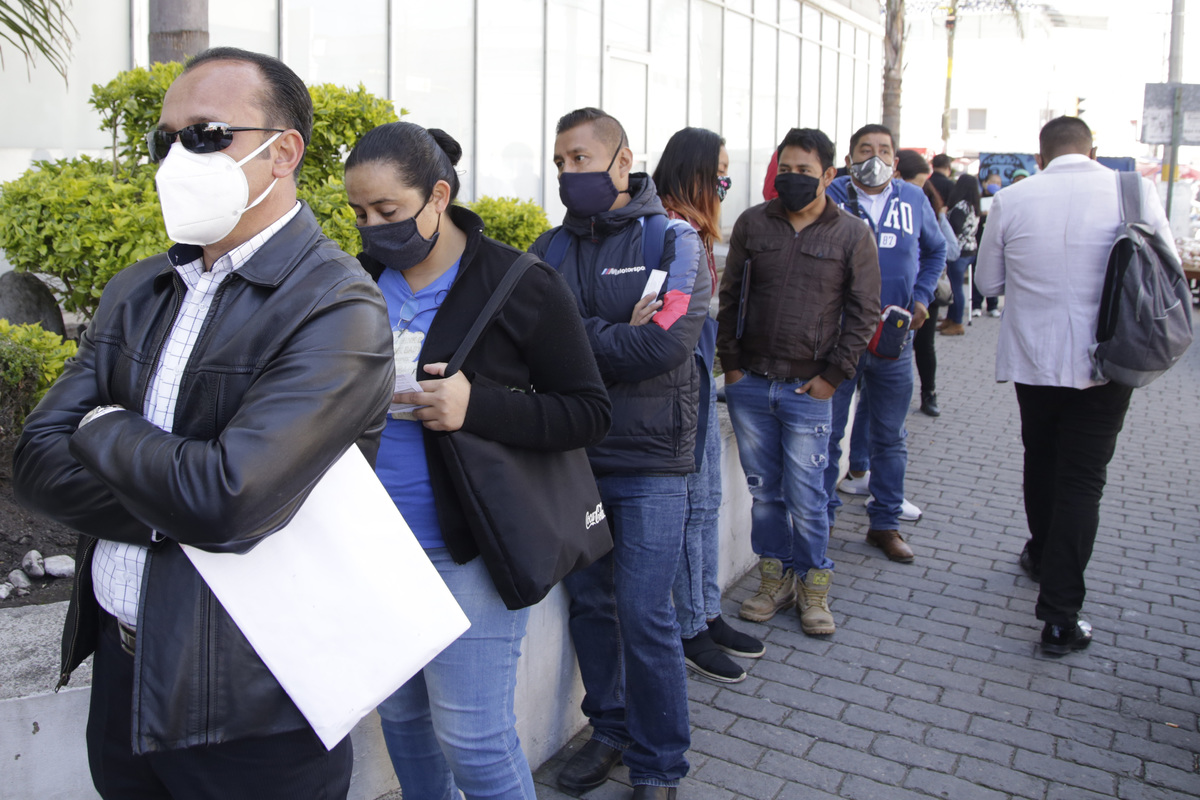 Larga fila de personas en las oficinas de la Junta de Conciliación y Arbitraje. (Agencia Enfoque)
