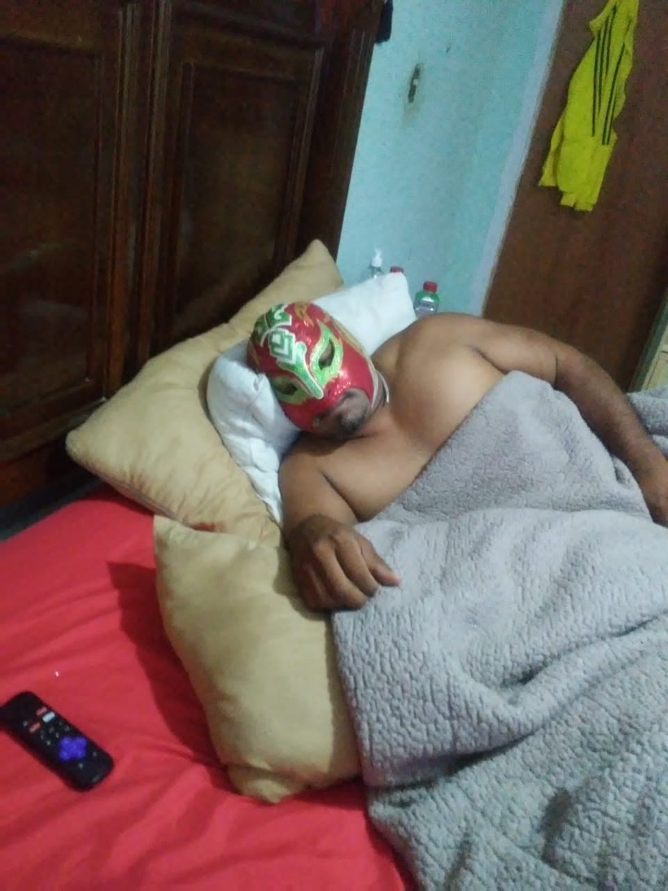 Mal y de malas la está pasando el luchador lagunero Emperador Azteca. (Especial)