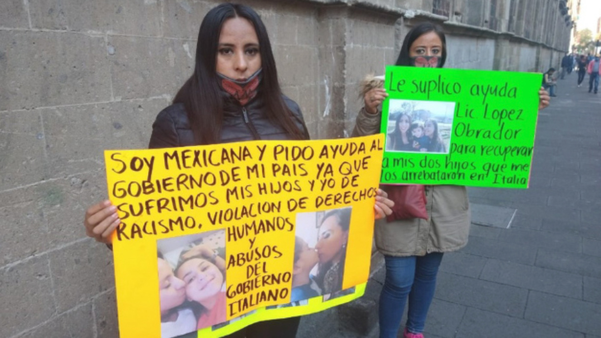 En Palacio Nacional, mujer pide apoyo para recuperar custodia de sus hijos en Italia
