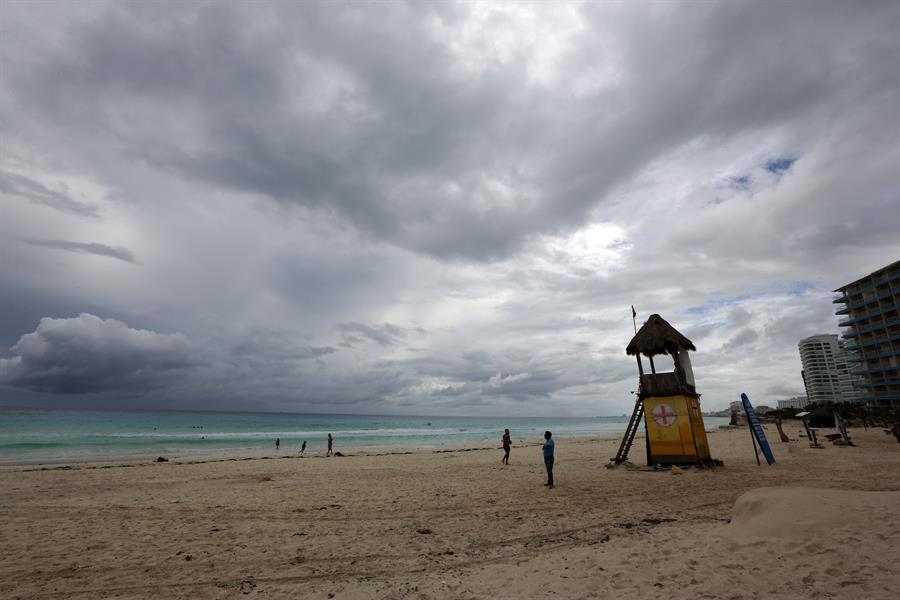 Una playa casi vacía previo a la llegada del huracán Delta, en Cancún, Quintana Roo. (EFE)