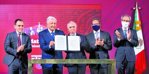 El Presidente estuvo acompañado por líderes empresariales y funcionarios. Especial