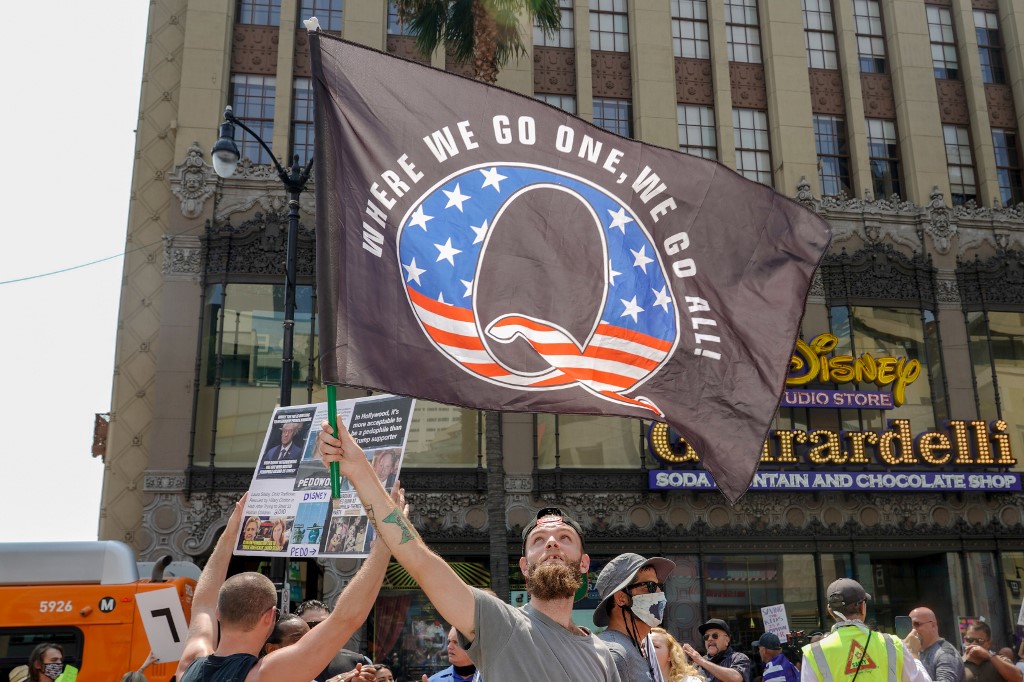 QAnon es una de las teorías conspirativas más famosas entorno al presidente Donald Trump. (AFP)