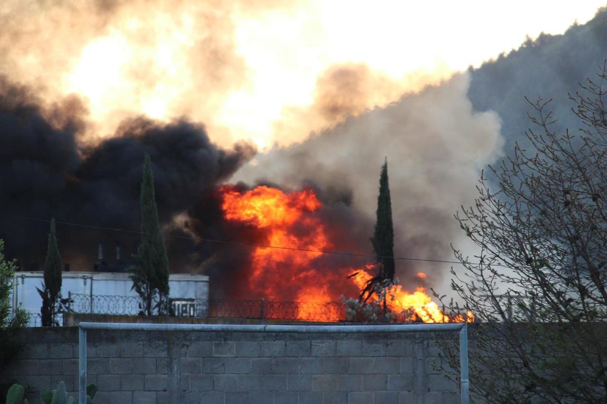 En el lugar trabajan Bomberos de diversos municipios para controlar la situación. (Especial)