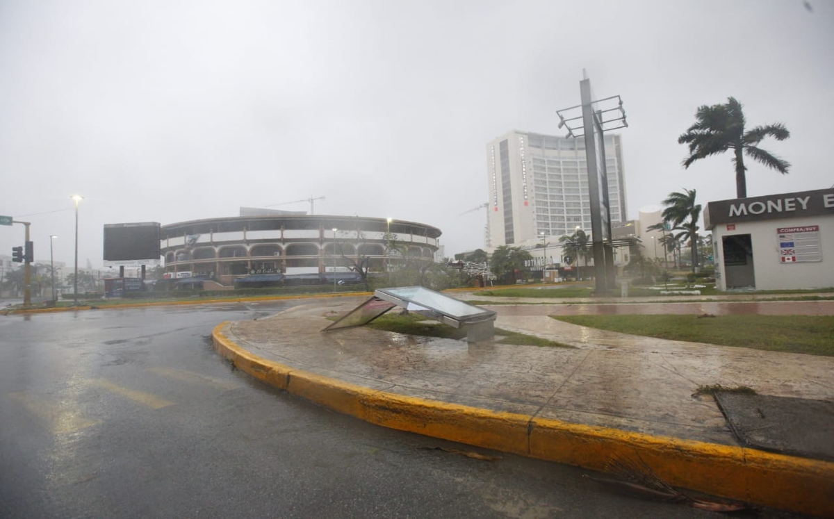 El centro del huracán ingresó a Puerto Morelos, Quintana Roo. (Omar Franco)