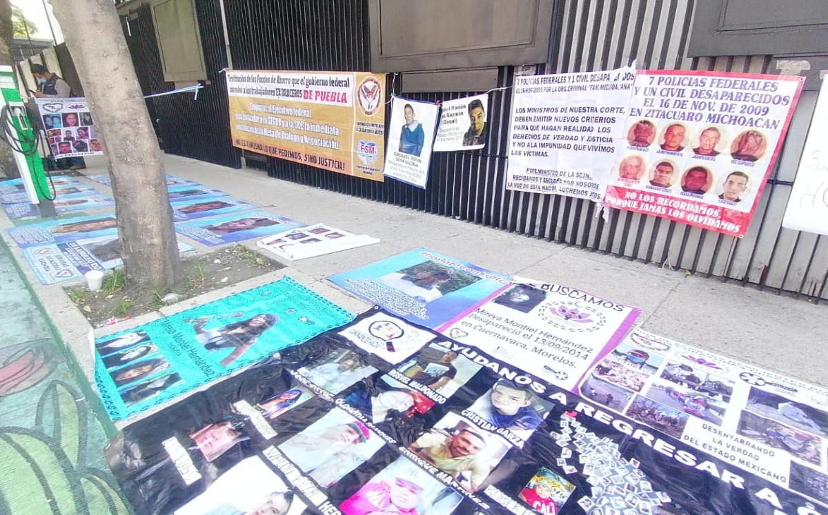 Colectivos protestan afuera del Senado. (Anwar Nájera)