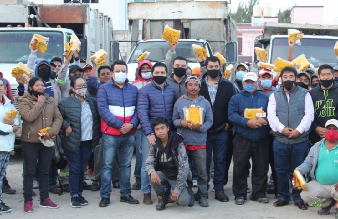Enrique Simón, presidente del Concejo Municipal de Ixmiquilpan con trabajadores. (Cortesía)