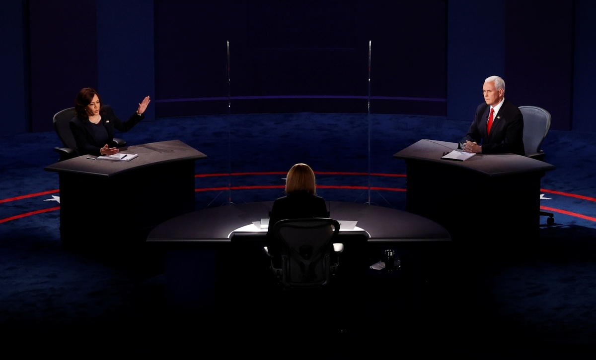 Kamala Harris y Mike Pence durante su primer y único debate rumbo a las elecciones de EU en noviembre. (Reuters)
