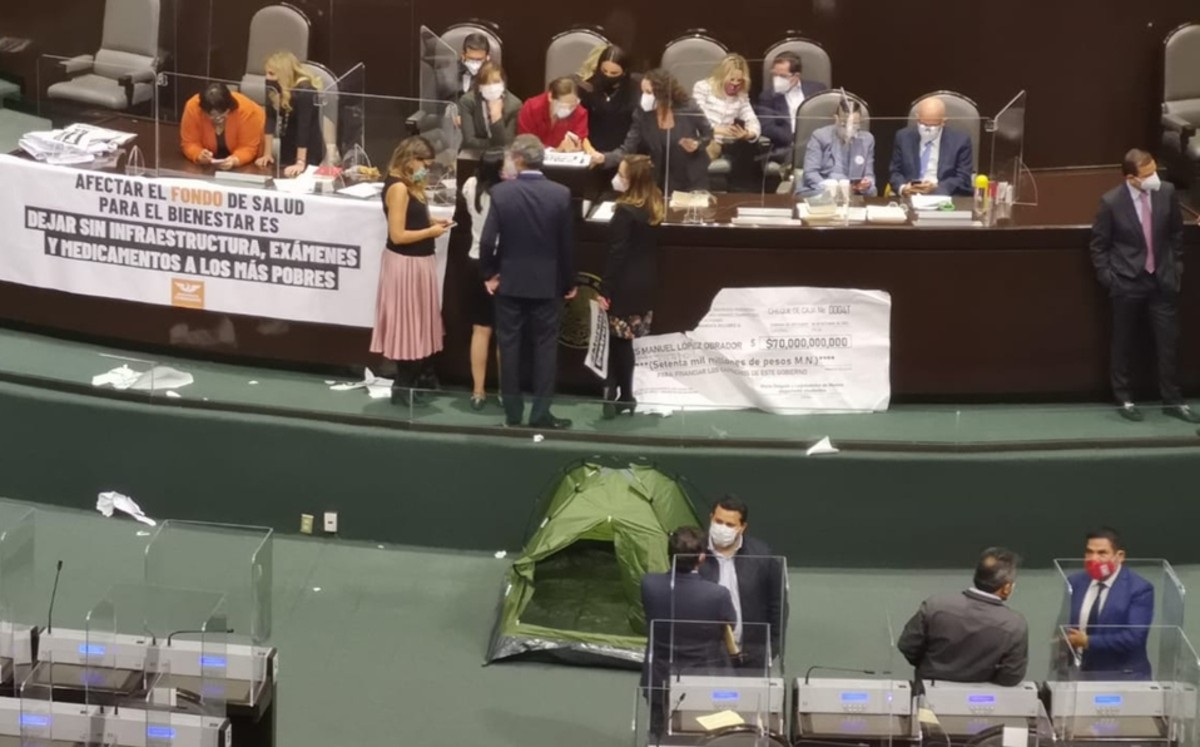 Morena lleva casa de campaña tipo FRENAAA a opositores en tribuna de San Lázaro