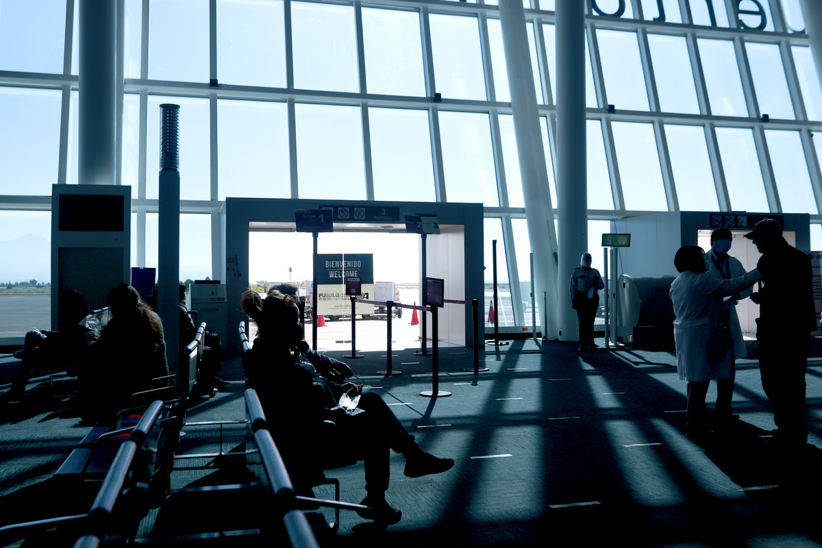 Pasajeros permanecen en la sala de espera del Aeropuerto Internacional Hermanos Serdán. (Agencia Enfoque)
