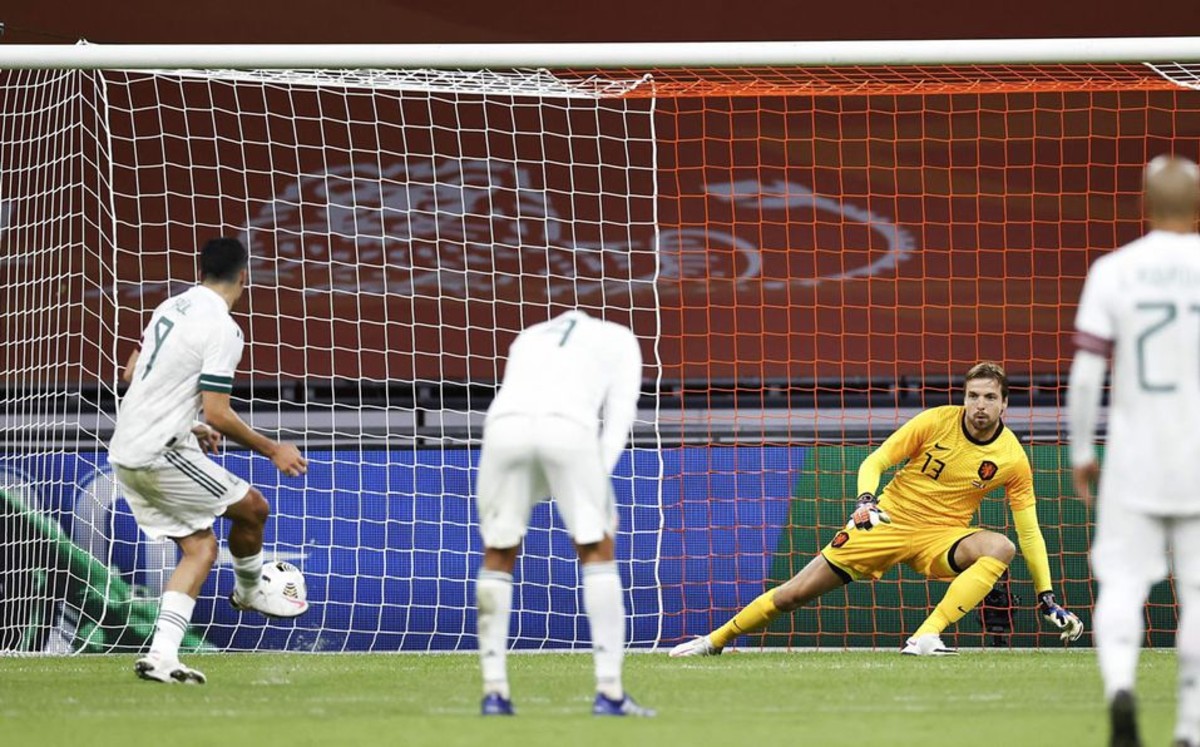 Raúl Jiménez marcó el penal que dio la victoria a México ante Holanda (Mexsport)