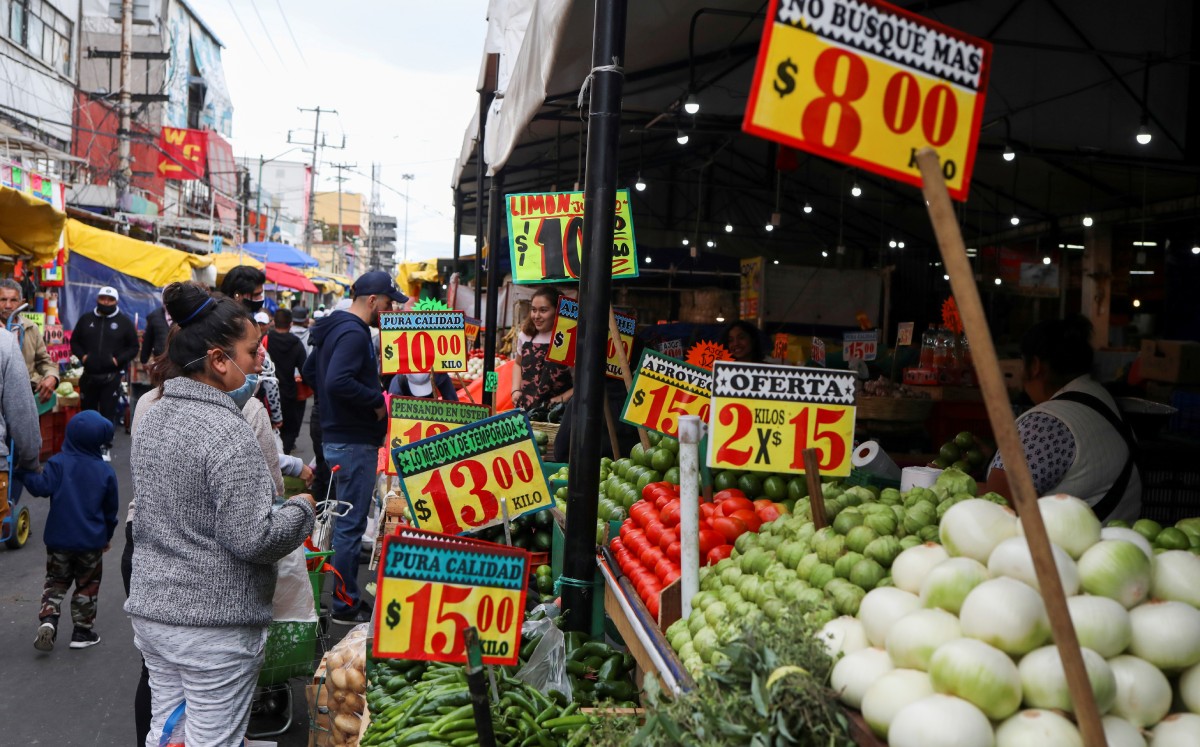 Cebolla; pollo; limón; automóviles; servicios en loncherías, fondas, entre otros, registraron aumento de precios. Foto: (Reuters)