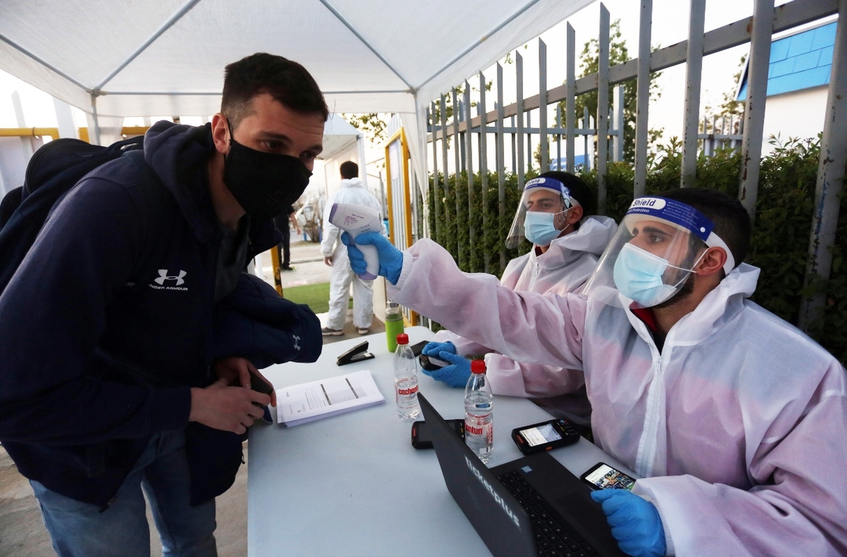 Científicos tratan de determinar si el nuevo coronavirus mutó en Chile. (Reuters)