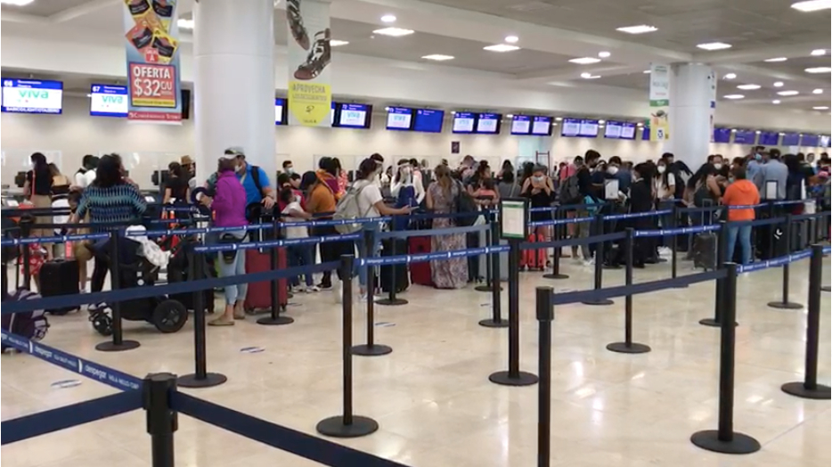 Decenas de turistas en el aeropuerto de Cancún que reanudó operaciones tras el paso del huracán. (Especial)