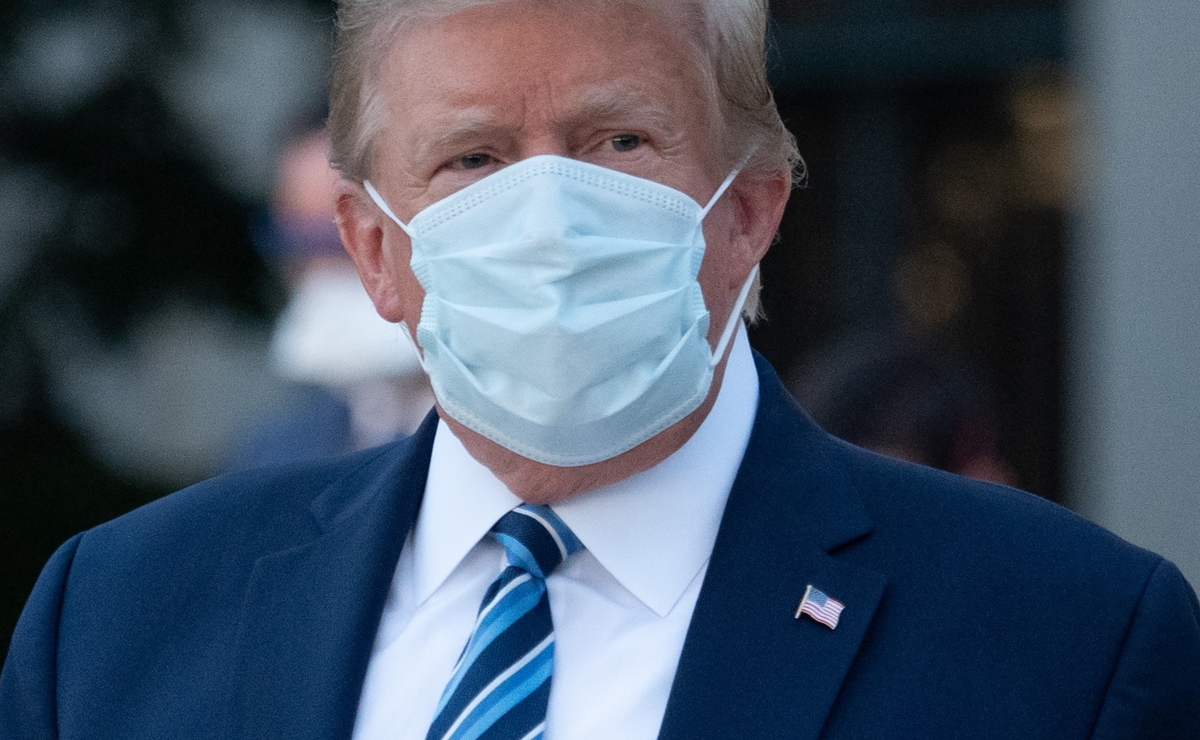 Donald Trump usa un cubrebocas tras haberse contagiado de covid-19. (AFP)