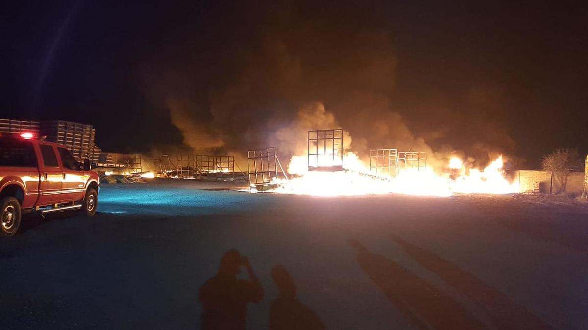 Se incendian 10 plataformas de tráiler en Ciénega de Flores. Foto: Alan Elí Pérez.