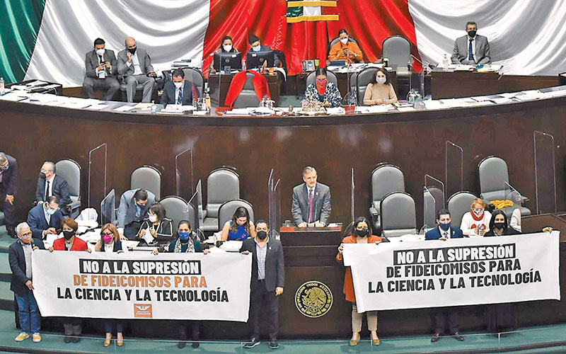 Hubo un receso de 15 horas luego de la toma de tribuna y la trifulca entre la oposición y la mayoría parlamentaria. (Cuartoscuro)