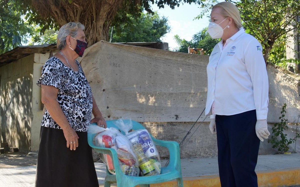 Alma Laura Amparán entrega despensas a adultos mayores. (Cortesía)