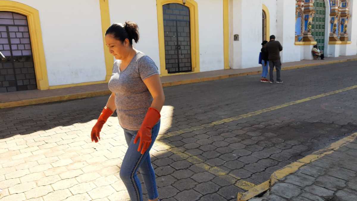 Un ama de casa camina por las calles de Chignahuapan sin usar cubreboca. (Andrés Lobato)