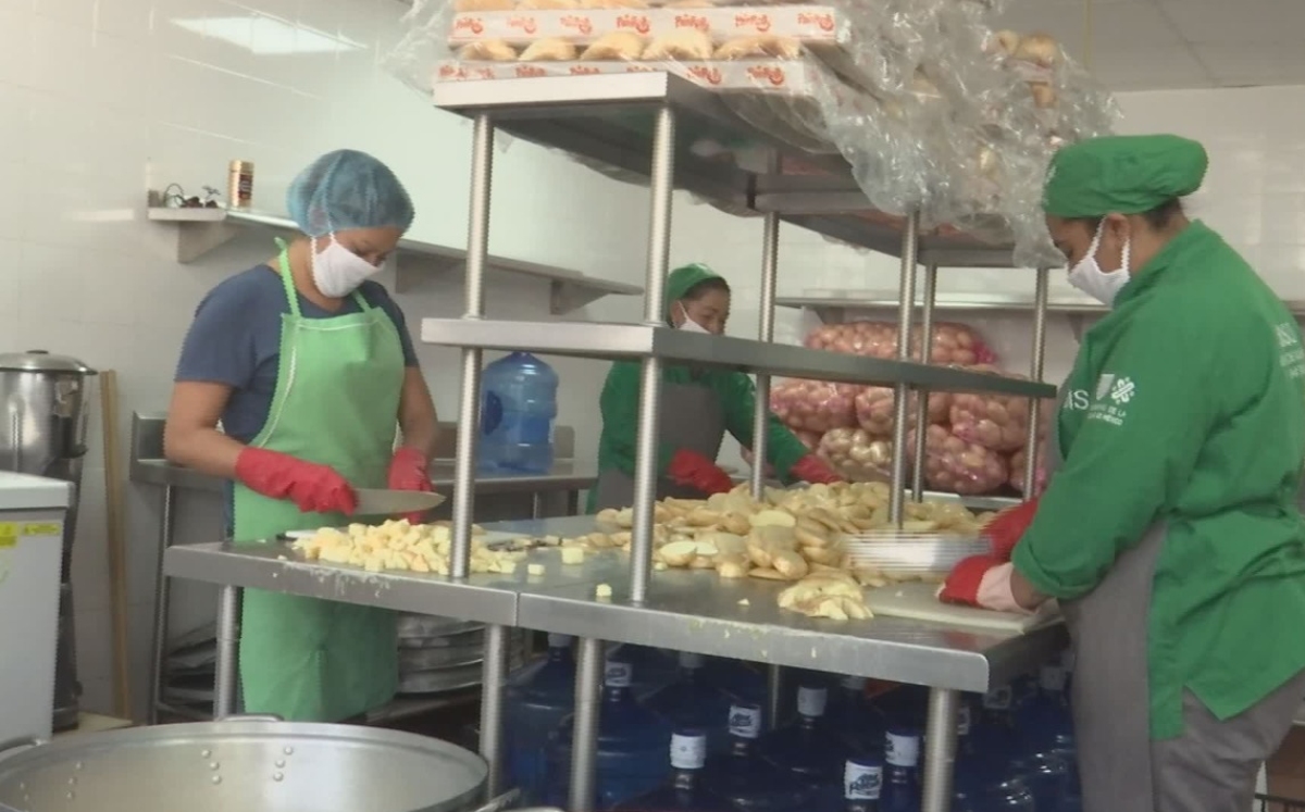 A través de más de 400 comedores, las autoridades ayudan a gente que requiere apoyo alimenticio. (Sandra Rojas)
