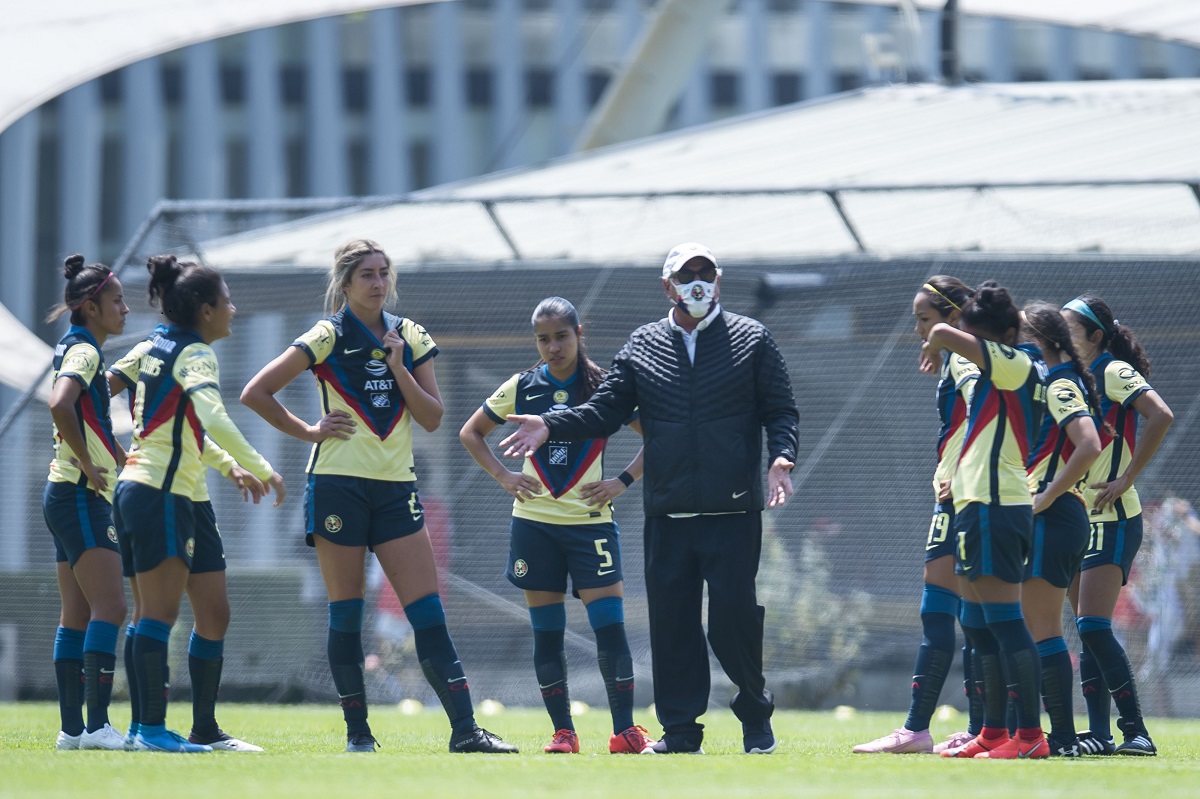 Leo Cuéllar da instrucciones a sus jugadoras (Mexsport)