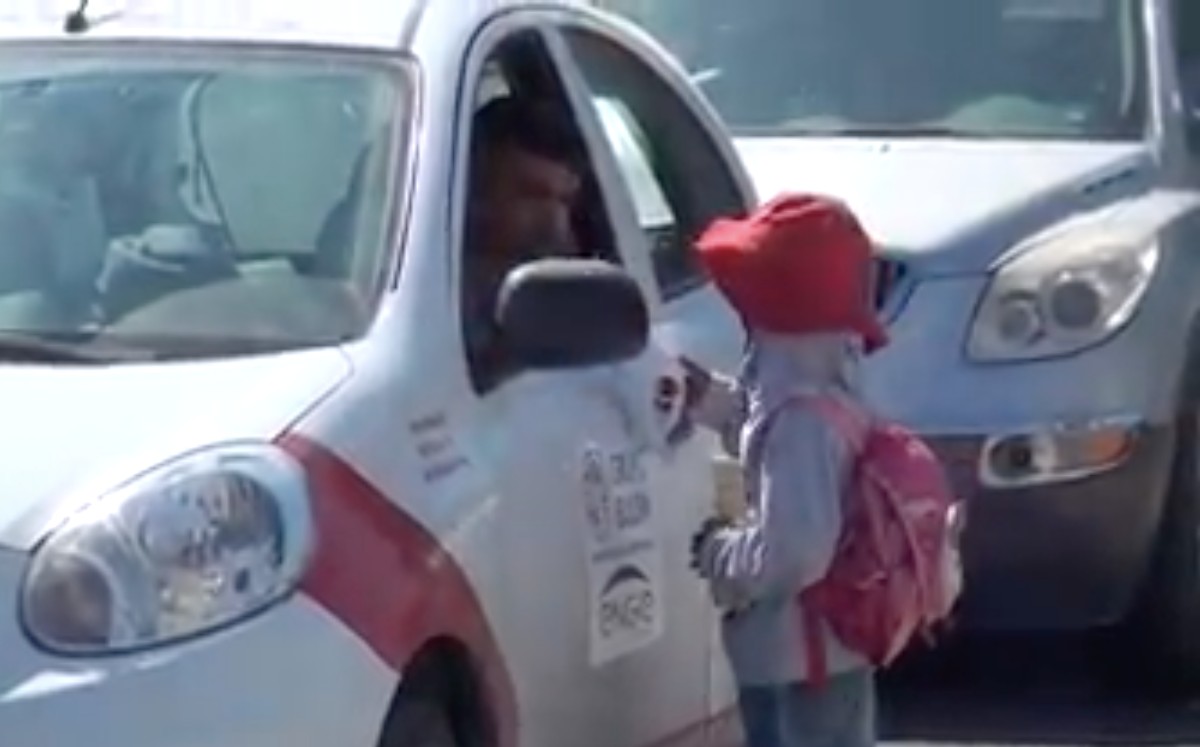 Mamá e hija piden apoyo en los cruceros. (Telediario Reynosa)