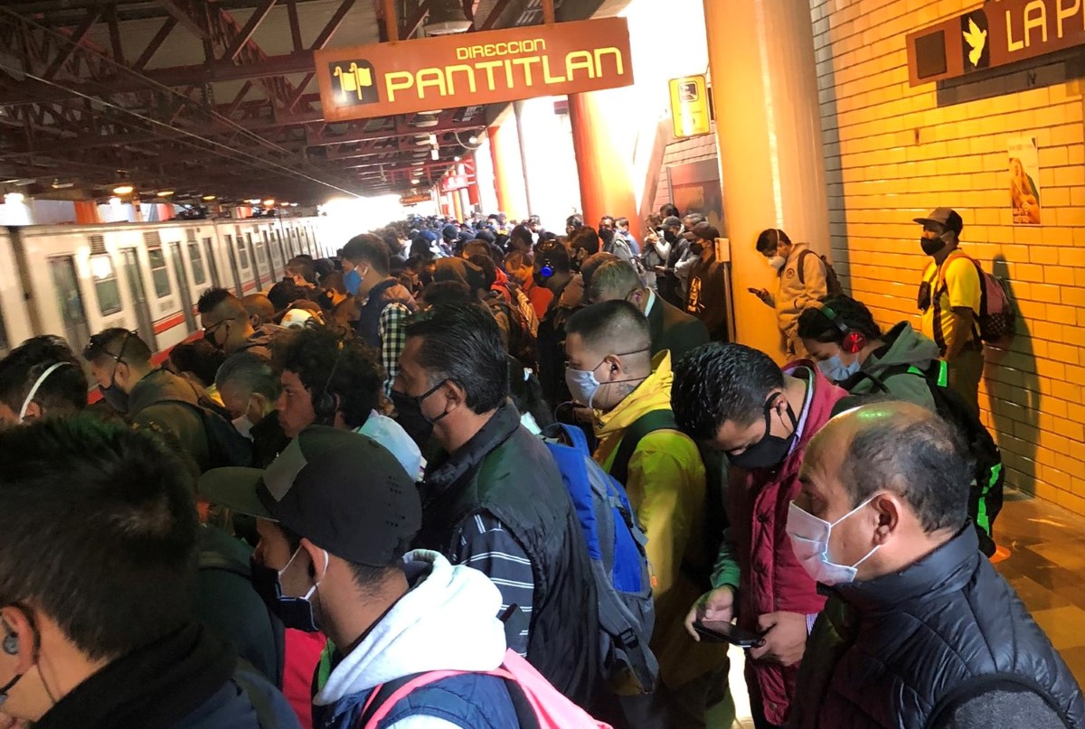 Hay retrasos de hasta 20 minutos en Línea A del Metro de CdMx. | Twitter  @IvanMen40931197