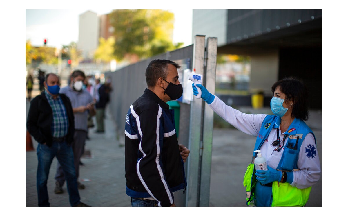 La tasa de infección de 14 días en la región de Madrid es de 563 casos de coronavirus por cada 100 mil residentes. (AP)