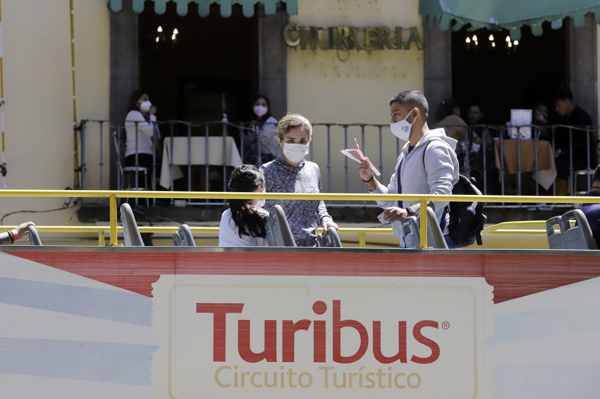 Turistas con cubrebocas en el Centro Histórico de Puebla. (Agencia Enfoque)