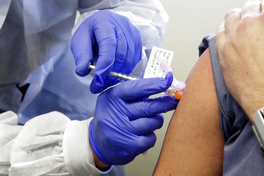 Sólo algunas vacunas contra el coronavirus covid-19 están en fase de aplicación masiva. (AP)