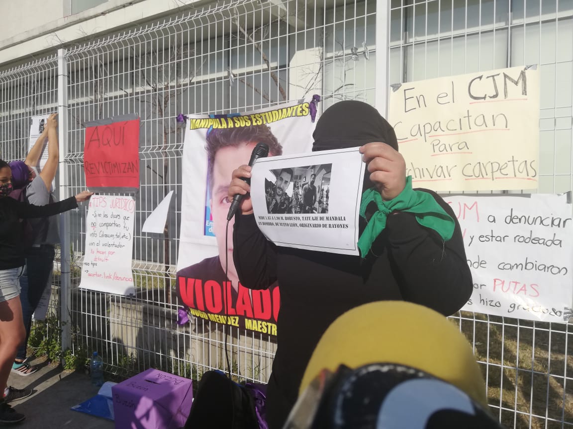 Los colectivos se plantaron a las afueras del Centro de Justicia para las Mujeres (Elsa Martha Gutiérrez)