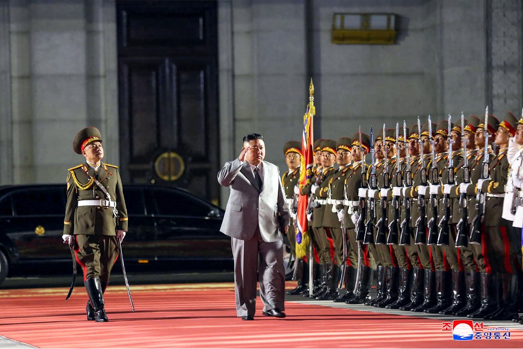 El líder de Corea del Norte presidió el desfile militar, que tuvo muchas peculiaridades a comparación de otros años. (AFP)