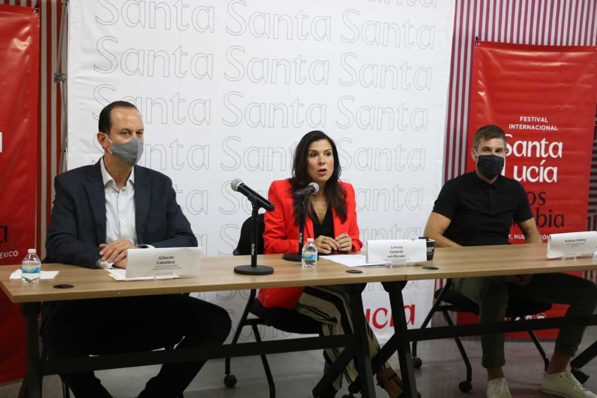 Lorenia Canavati Von Borstel, presidenta del Patronato del FISL, recomendó al público seguir el espectáculo a través de dispositivos móviles. Foto: Le
